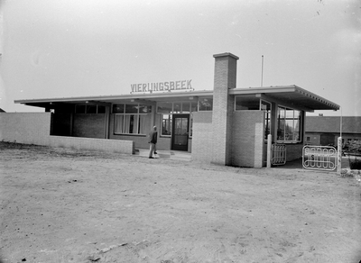 150778 Gezicht op het N.S.-station Vierlingsbeek te Vierlingsbeek.